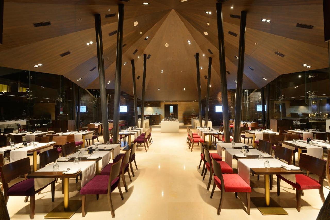 فندق ماراسا ساروفار بريميير تيروباتي المظهر الخارجي الصورة The interior of the restaurant