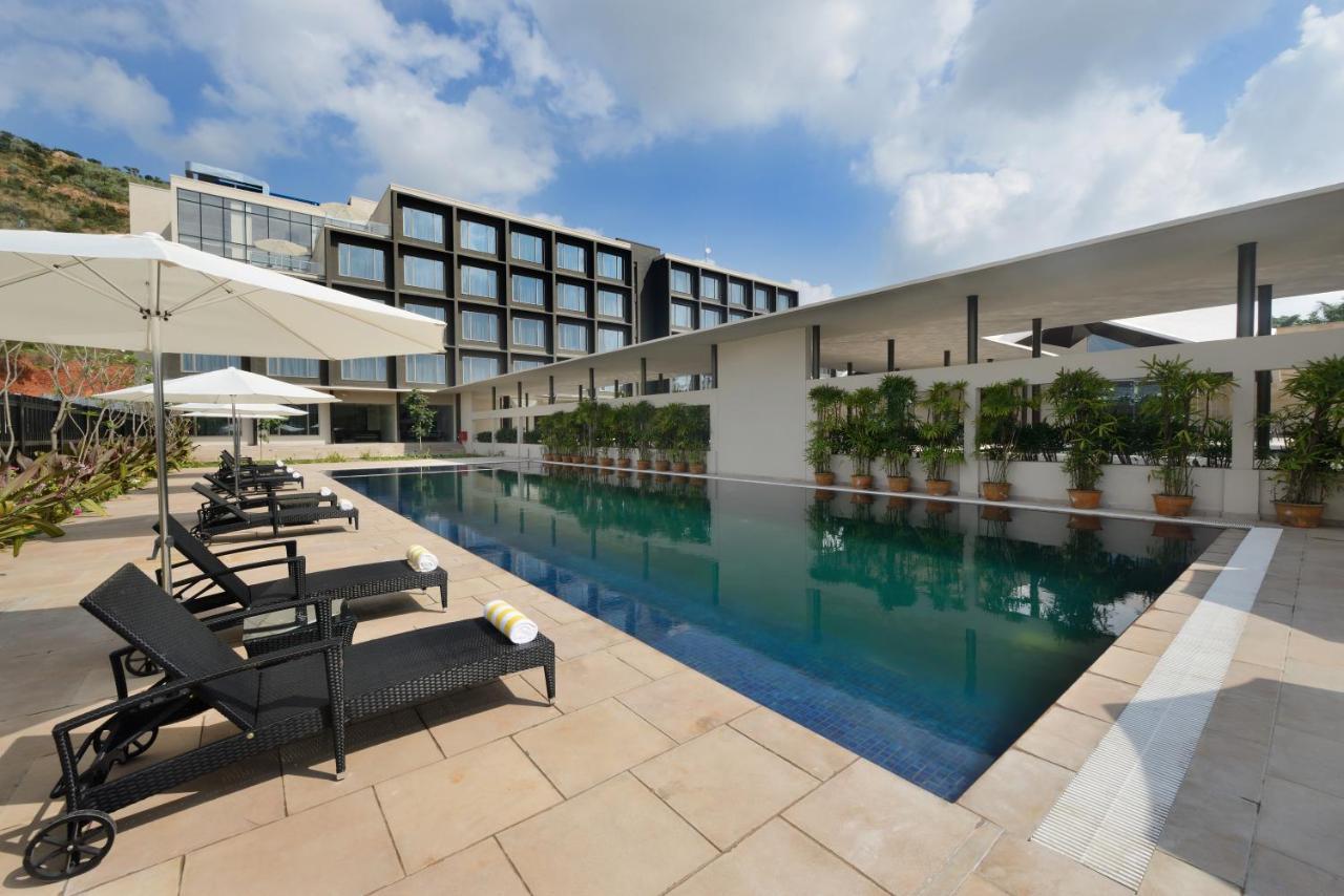 فندق ماراسا ساروفار بريميير تيروباتي المظهر الخارجي الصورة The swimming pool at the hotel