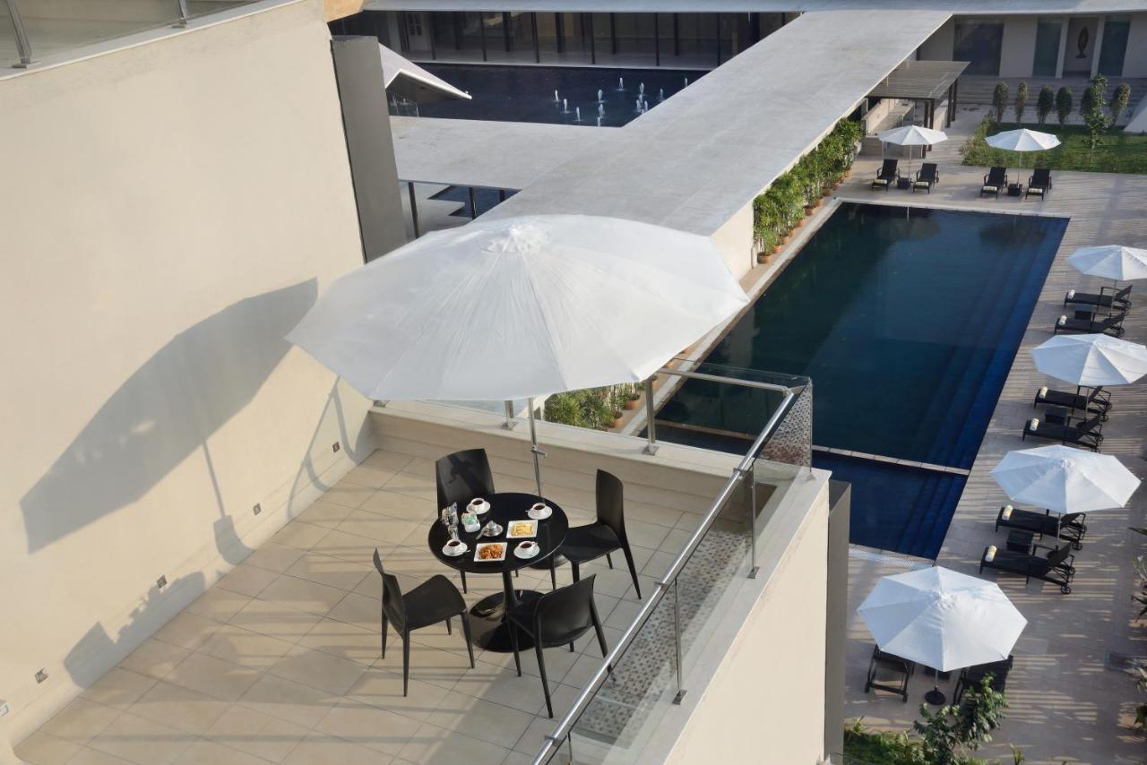 فندق ماراسا ساروفار بريميير تيروباتي المظهر الخارجي الصورة The pool at the hotel