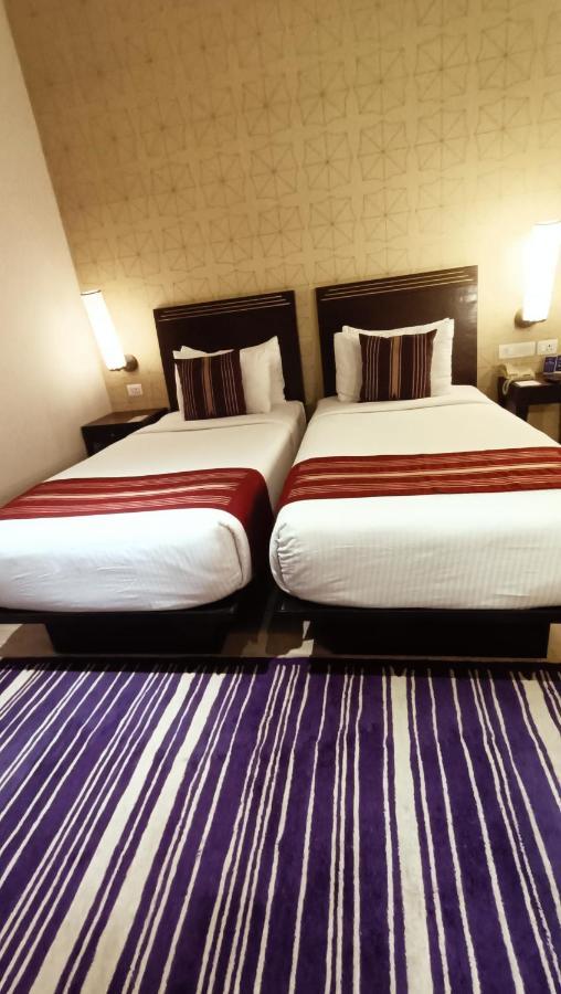 فندق ماراسا ساروفار بريميير تيروباتي المظهر الخارجي الصورة A room at the hotel