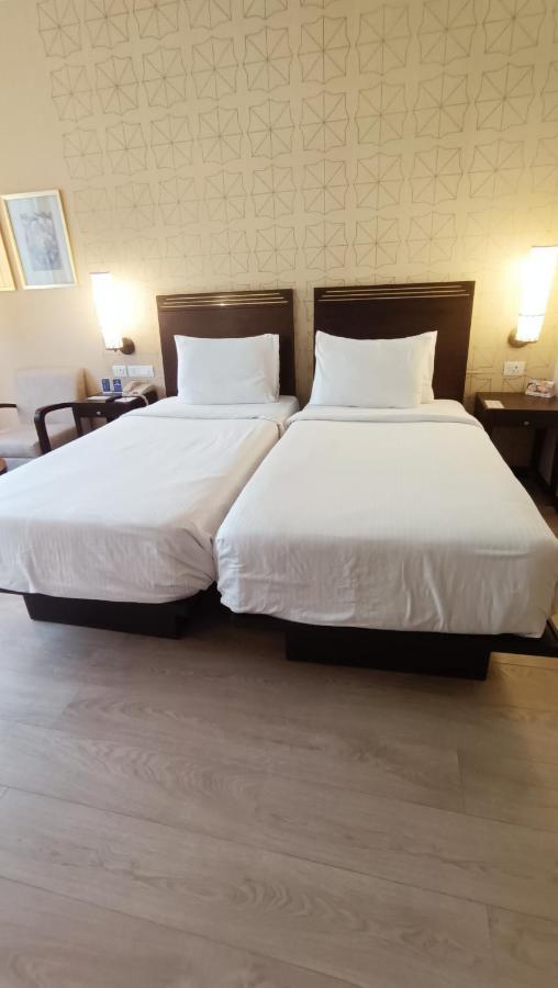 فندق ماراسا ساروفار بريميير تيروباتي المظهر الخارجي الصورة Two single beds