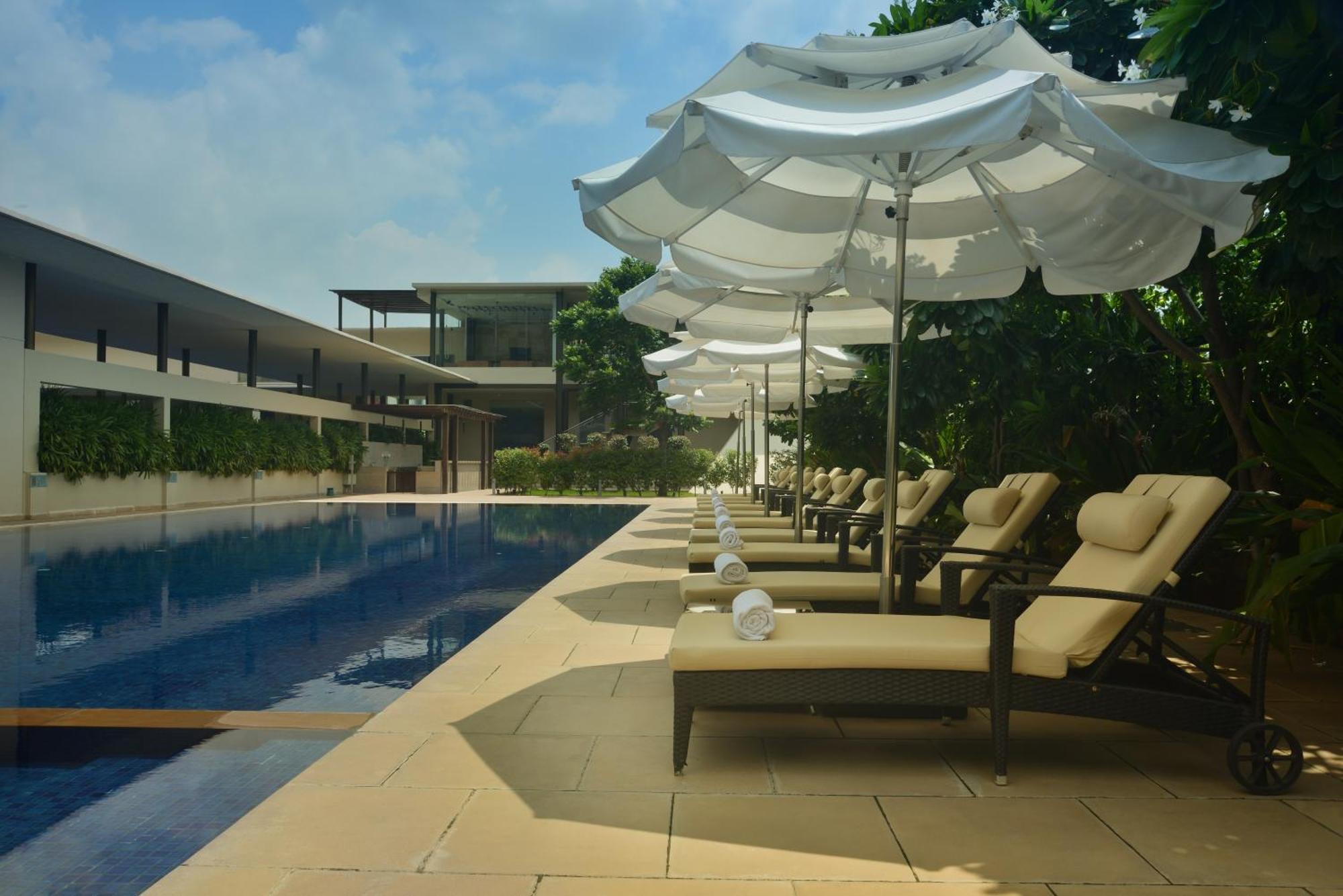 فندق ماراسا ساروفار بريميير تيروباتي المظهر الخارجي الصورة The pool at the Park