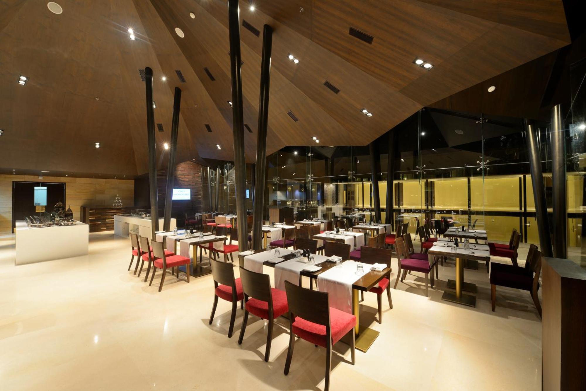فندق ماراسا ساروفار بريميير تيروباتي المظهر الخارجي الصورة The restaurant