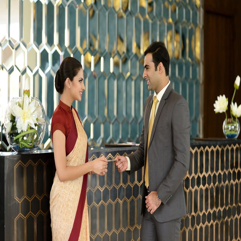 فندق ماراسا ساروفار بريميير تيروباتي المظهر الخارجي الصورة A guest checking in at the Taj Mahal Palace, Mumbai