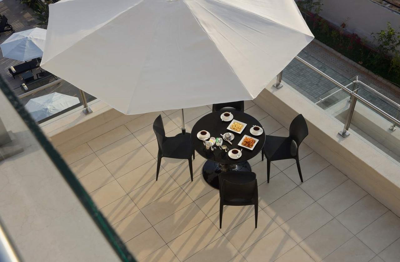 فندق ماراسا ساروفار بريميير تيروباتي المظهر الخارجي الصورة A patio umbrella