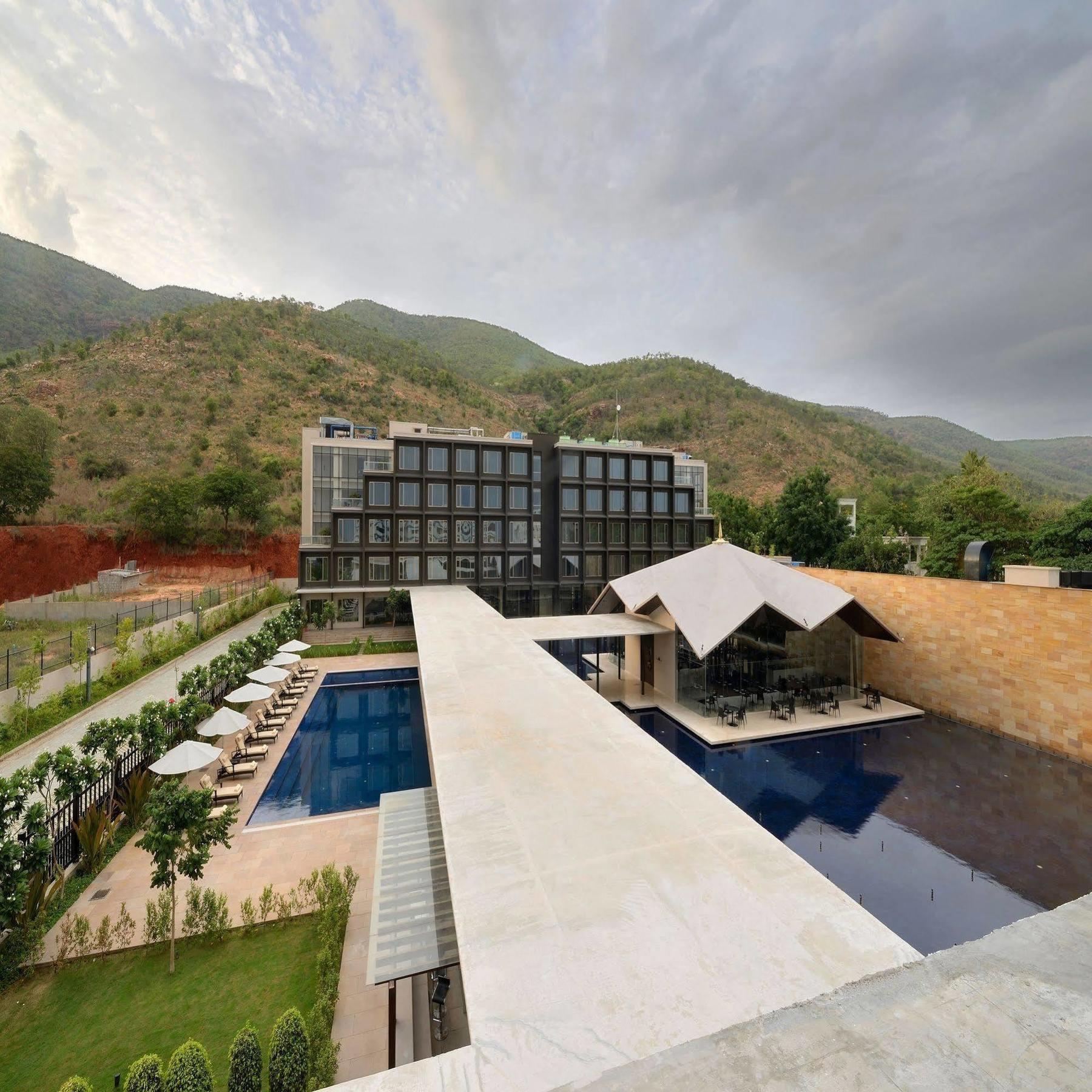 فندق ماراسا ساروفار بريميير تيروباتي المظهر الخارجي الصورة The hotel