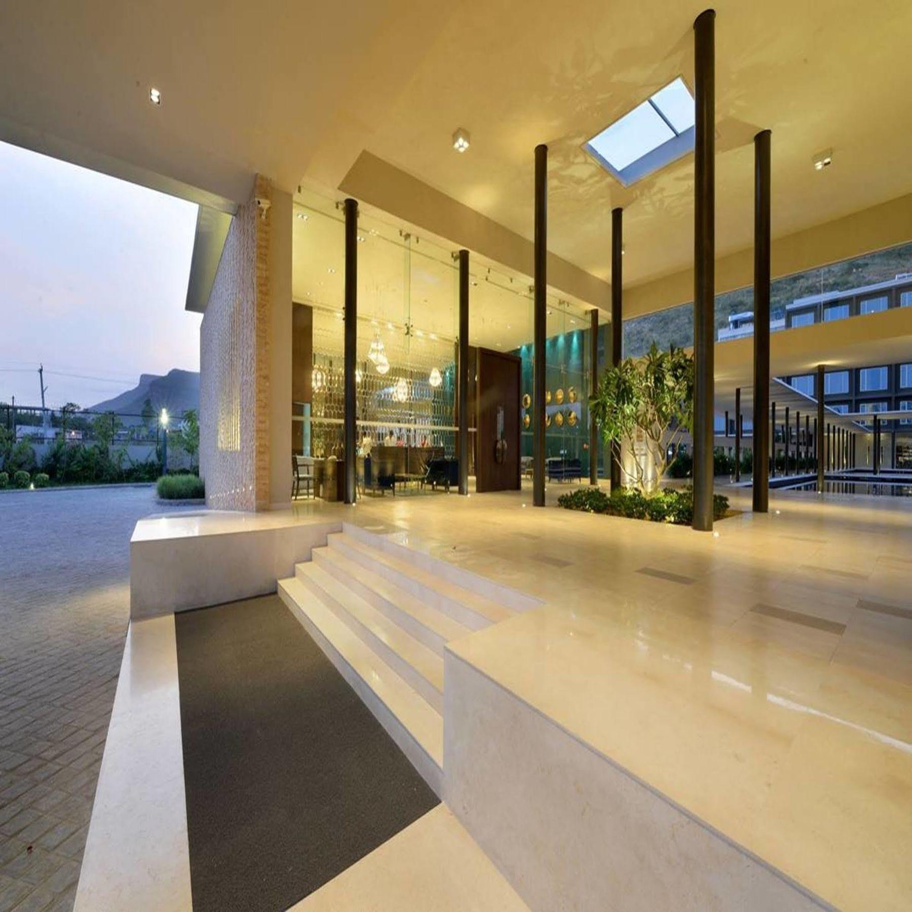 فندق ماراسا ساروفار بريميير تيروباتي المظهر الخارجي الصورة The lobby of the hotel