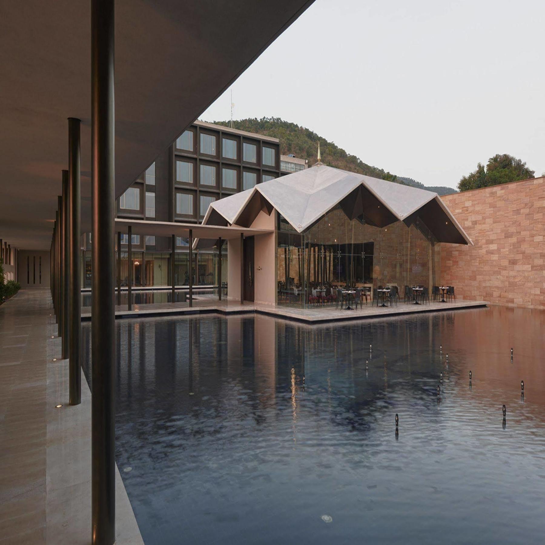 فندق ماراسا ساروفار بريميير تيروباتي المظهر الخارجي الصورة The hotel's lobby