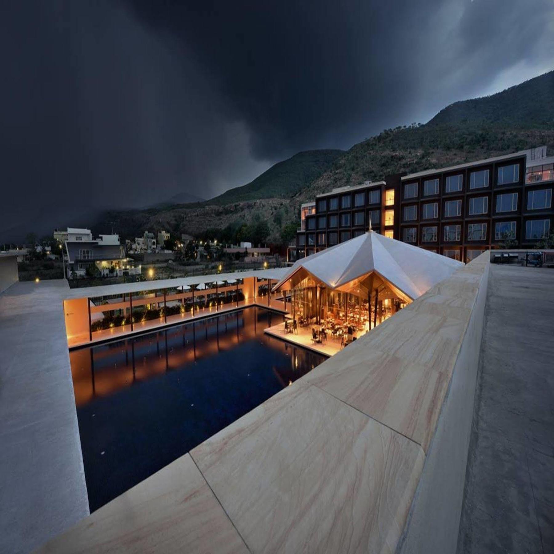 فندق ماراسا ساروفار بريميير تيروباتي المظهر الخارجي الصورة The hotel at night