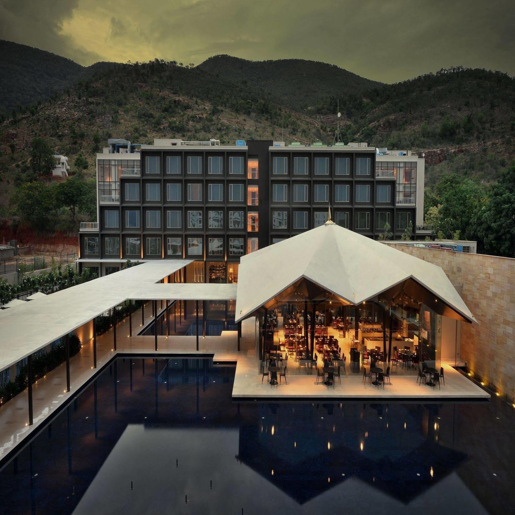 فندق ماراسا ساروفار بريميير تيروباتي المظهر الخارجي الصورة The hotel's main building
