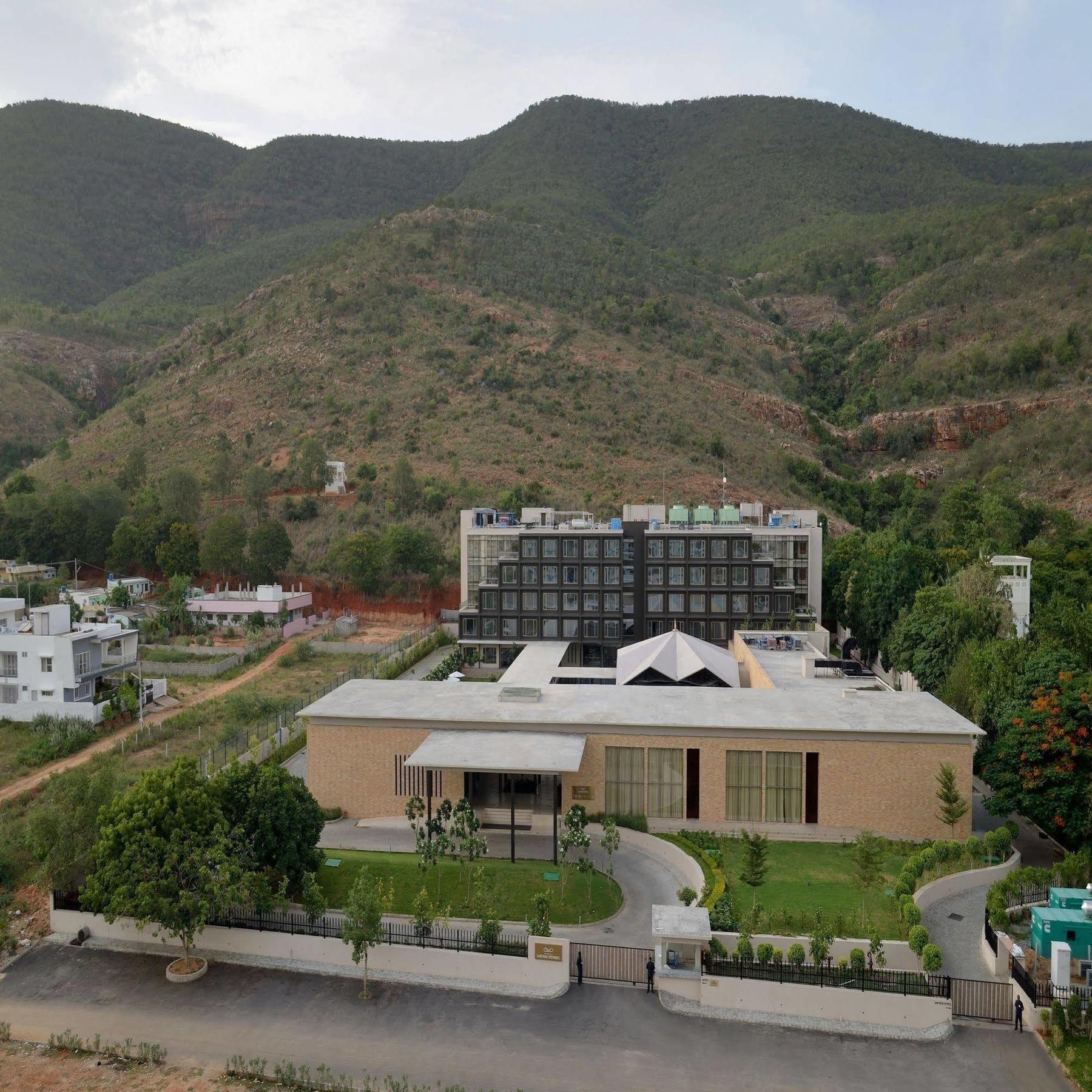 فندق ماراسا ساروفار بريميير تيروباتي المظهر الخارجي الصورة The new building of the University of Patras