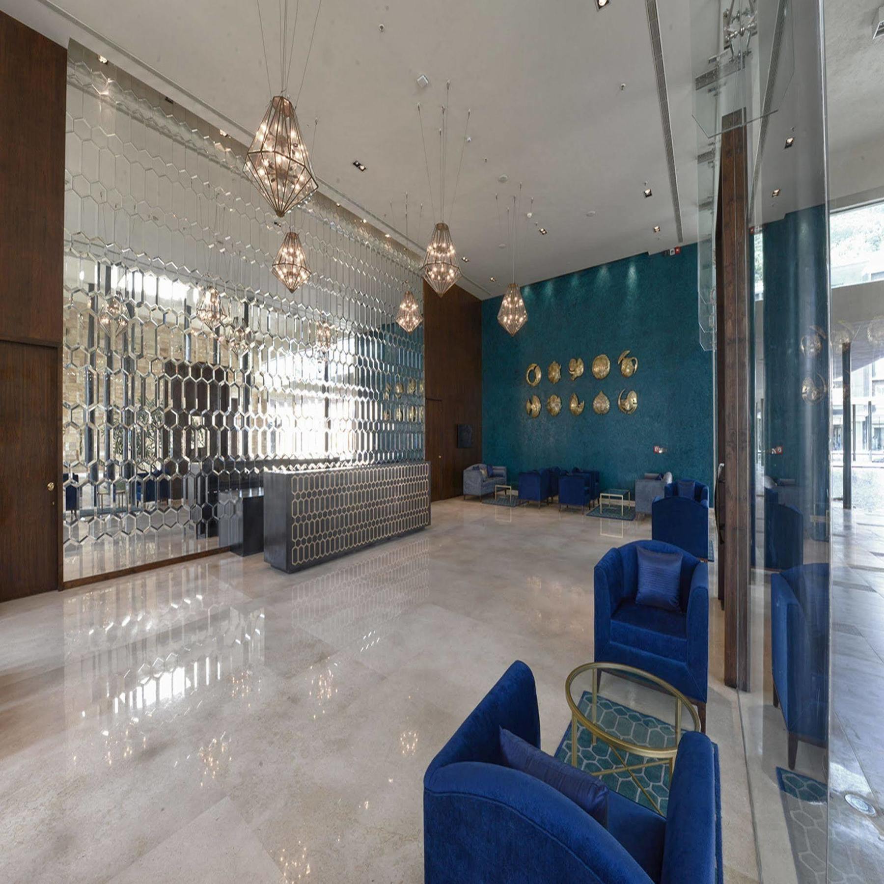 فندق ماراسا ساروفار بريميير تيروباتي المظهر الخارجي الصورة The lobby of the hotel