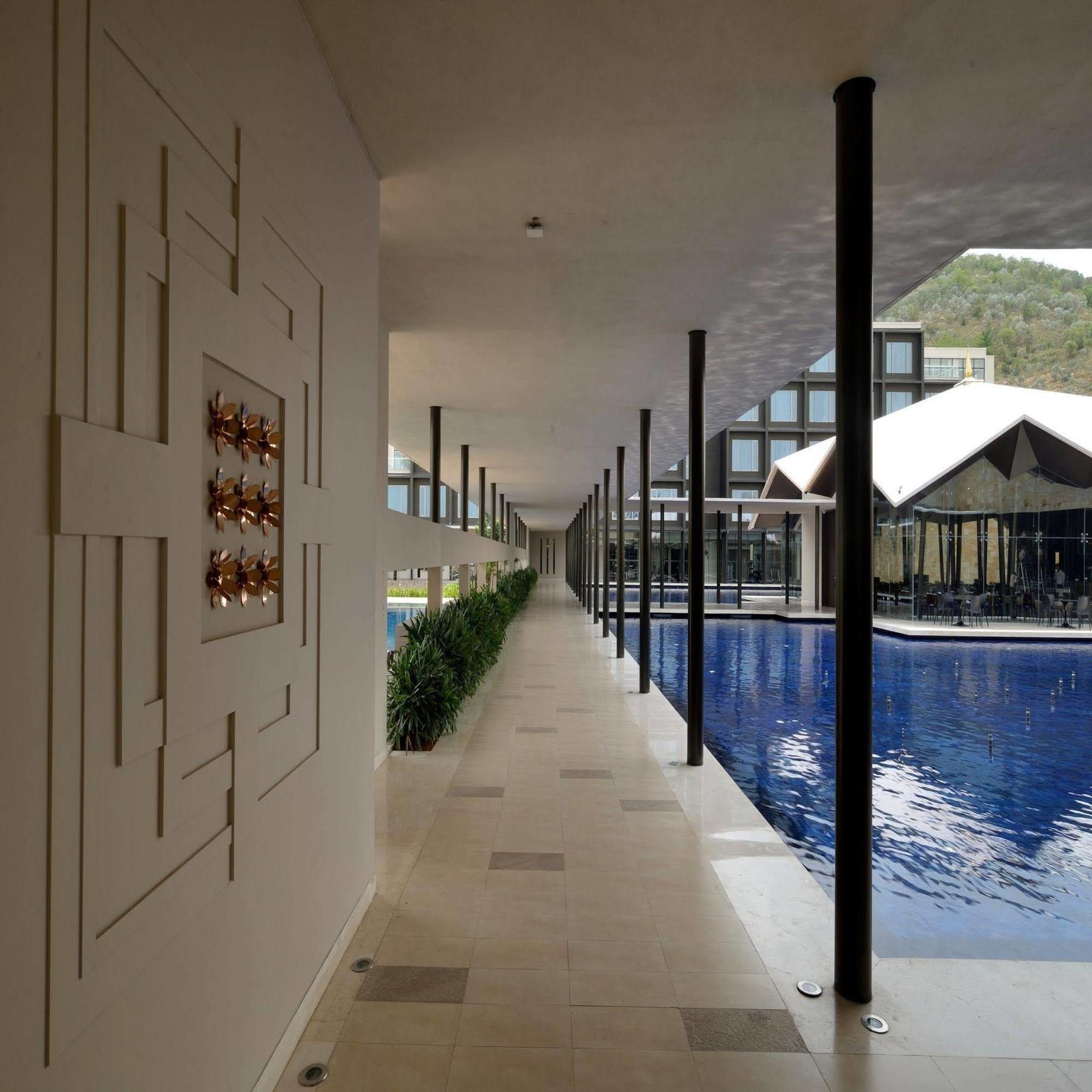 فندق ماراسا ساروفار بريميير تيروباتي المظهر الخارجي الصورة The interior of the hotel