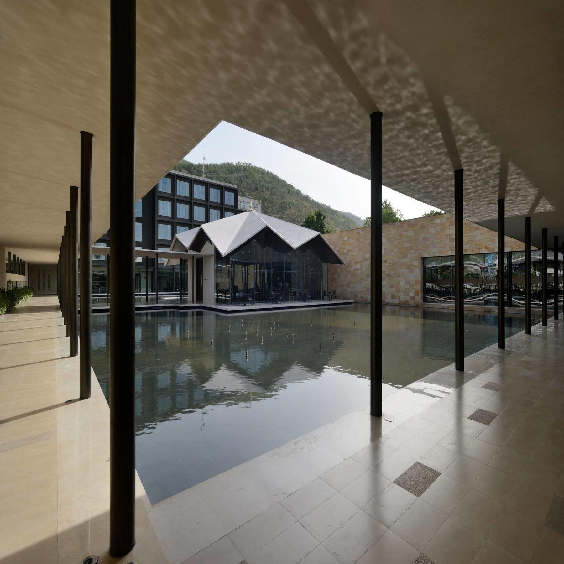 فندق ماراسا ساروفار بريميير تيروباتي المظهر الخارجي الصورة The hotel's interior