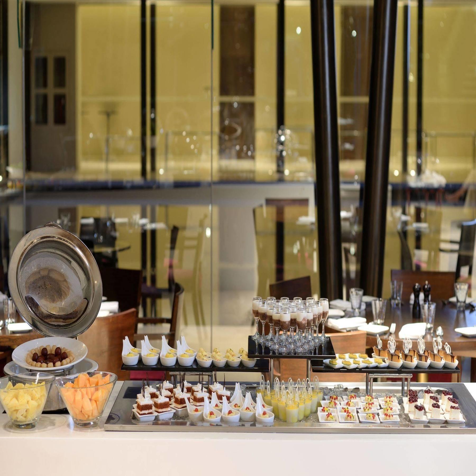 فندق ماراسا ساروفار بريميير تيروباتي المظهر الخارجي الصورة The restaurant