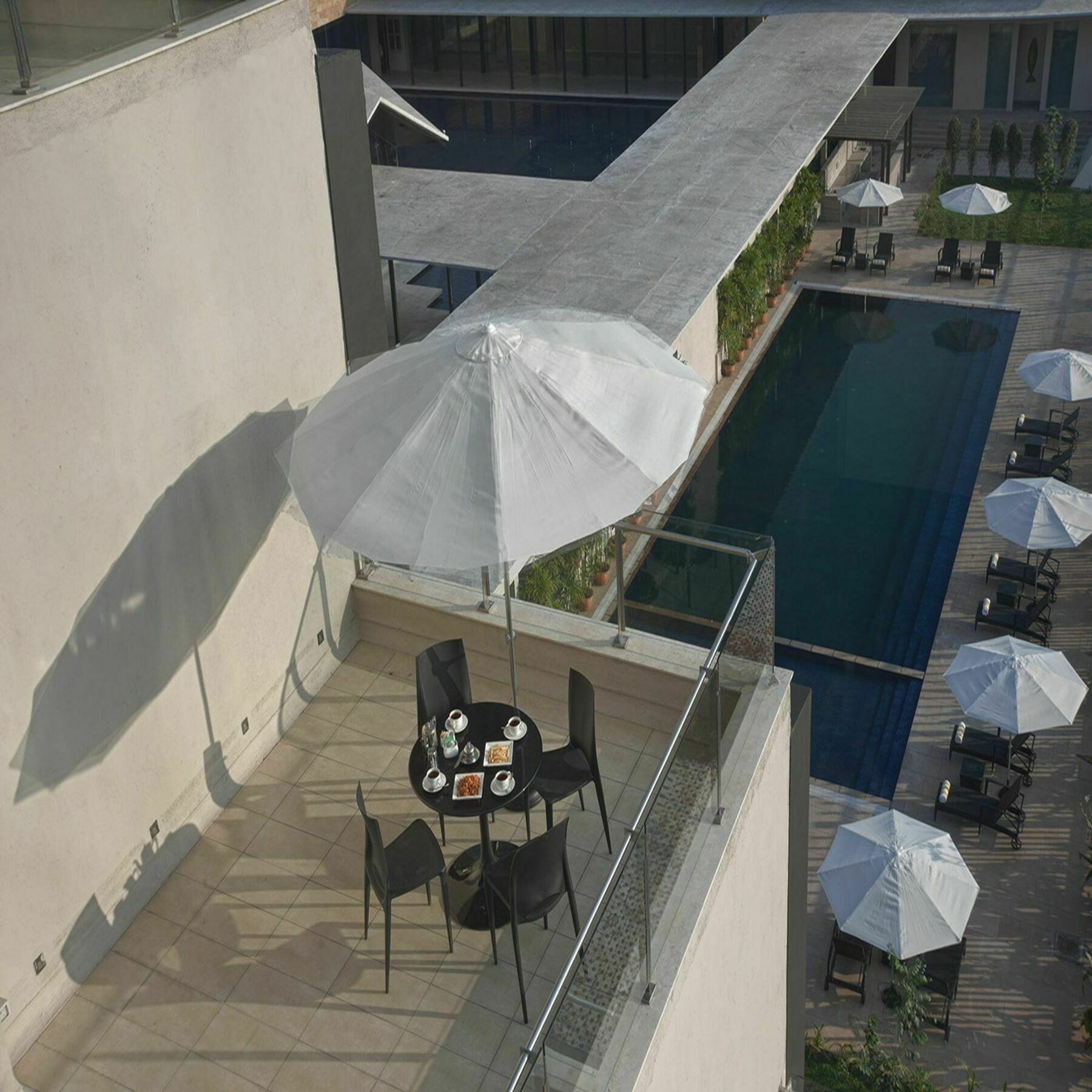 فندق ماراسا ساروفار بريميير تيروباتي المظهر الخارجي الصورة The swimming pool at the hotel
